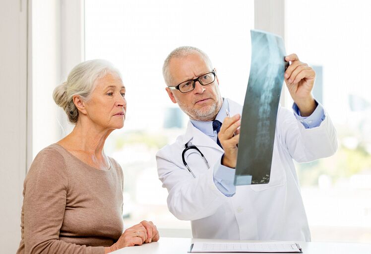 Le médecin détermine l'ostéochondrose cervicale chez un patient à l'aide de rayons X