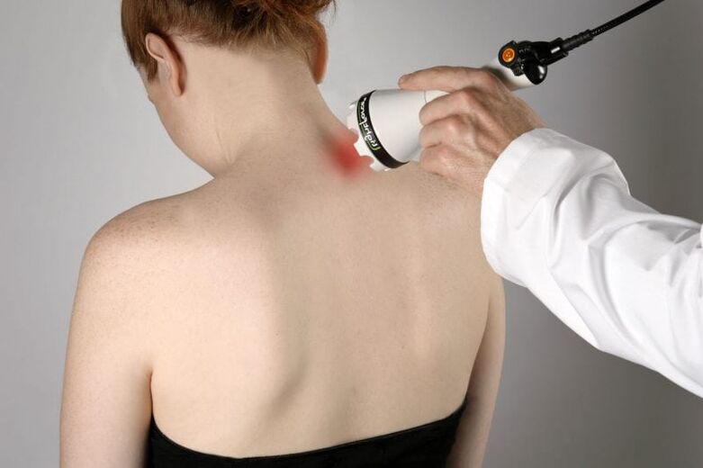 Traitement de l'ostéochondrose cervicale chez une femme avec un laser
