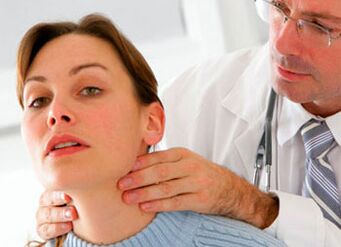 médecin examine un patient atteint d'ostéochondrose cervicale