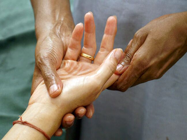 La thérapie manuelle est une méthode assez populaire de traitement de la rhizarthrose qui affecte les articulations des doigts. 